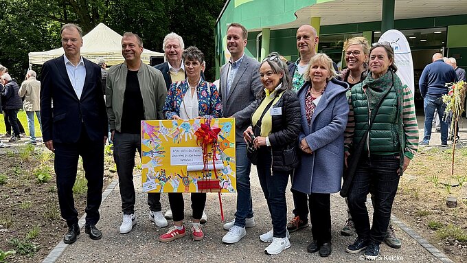 v.l.n.R.: Markus Dörkes (NABU Krefeld/Viersen), Christian Pakusch (Bürgermeister Willich), Jack Sandrock (NABU Willich), Julia Anders (Leiterin Vinhovenschule), Stefan Ast (NRW-Stiftung), Monica Sandrock (NABU Willich), Udo Hormes (Stadt Willich), Monika Wagner (ELU), Elke Kamper (ELU), Pia Kambergs (ELU). Foto: NABU Willich/Klaus Keipke