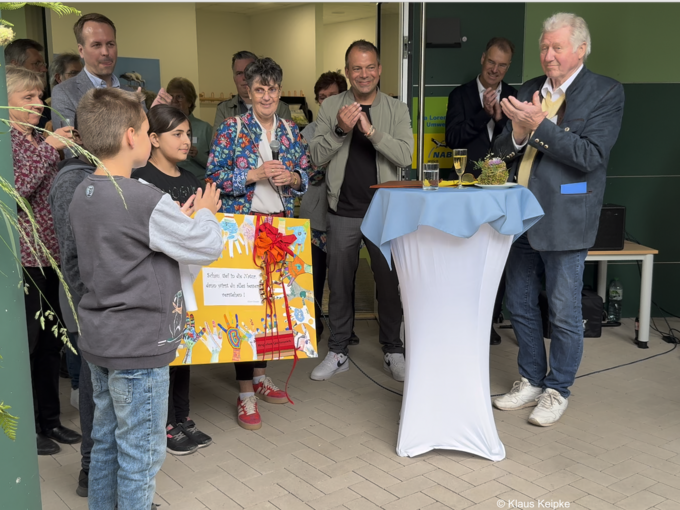 Übergabe des Gastgeschenkes durch Julia Anders (Leiterin Vinhovenschule) und Schüler an NABU Willich Jack Sandrock. Foto: NABU Willich/Klaus Keipke